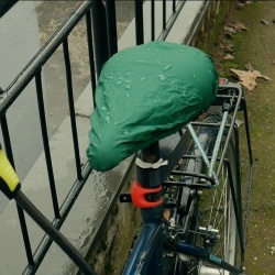 Plebian: kolesarski pripomoček - ohišje, ki vsebuje vodoodporno vrečko za zaščito sedeža pred dežjem