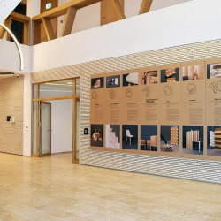 Razstava Papiro-logía gostuje v največji leseni stavbi v Sloveniji. Foto: Mojca Resinovič
