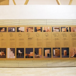 Razstava Papiro-logía gostuje v največji leseni stavbi v Sloveniji. Foto: Mojca Resinovič