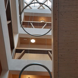 Notranjost novega raziskovalnega inštituta Innorenew CoE, pogled iz pritličja proti tretjemu nadstropju, september 2021. Foto: Mojca Resinovič