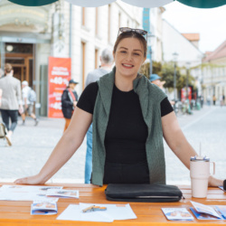 Podjetniški bazar PONI LUR v središču mestnega vrveža