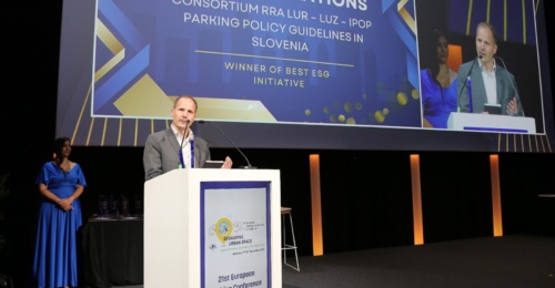 Slovenske smernice za parkiranje nagrajene s »parkirnim oskarjem«!