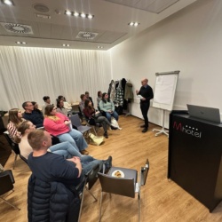 Predstavniki Regijskega centra mobilnosti LUR na strokovnem srečanju Dan potnika o tem, kakšen JPP želimo imeti