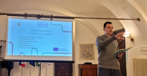 Pogled od zunaj: podpora tujega strokovnjaka pri oblikovanju storitve ''zdravega ugodja'' v stavbah v Ljubljani