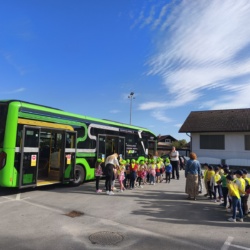 Novi električni avtobusi Ljubljanskega potniškega prometa navdušili najmlajše