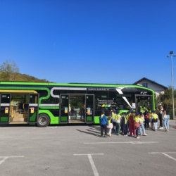 Novi električni avtobusi Ljubljanskega potniškega prometa navdušili najmlajše