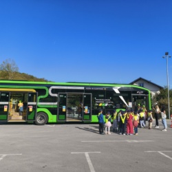 Novi električni avtobusi Ljubljanskega potniškega prometa navdušili najmlajše