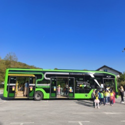 Novi električni avtobusi Ljubljanskega potniškega prometa navdušili najmlajše