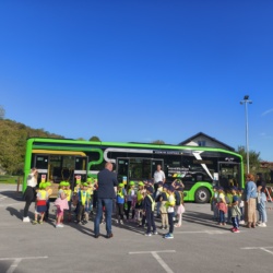 Novi električni avtobusi Ljubljanskega potniškega prometa navdušili najmlajše